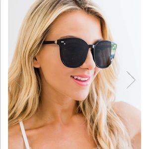 SLEEK STYLE SUNGLASSES BLACK